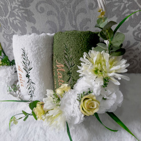 kosz prezentowy na ślub z personalizowanymi ręcznikami haftyok.pl